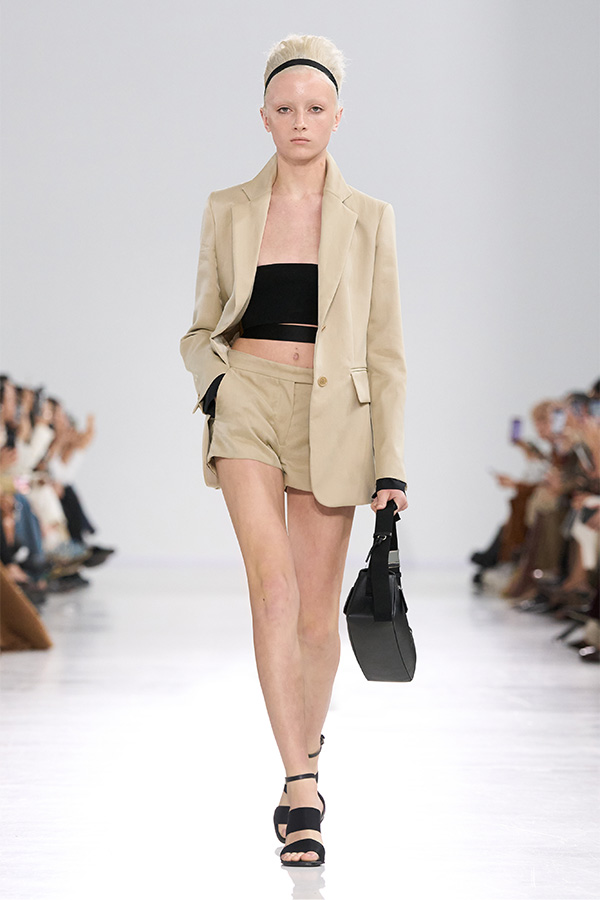 Max-Mara-Show Frühjahr/Sommer 2026 – Look in Beige mit Blazer, Shorts und schwarzer Tasche.