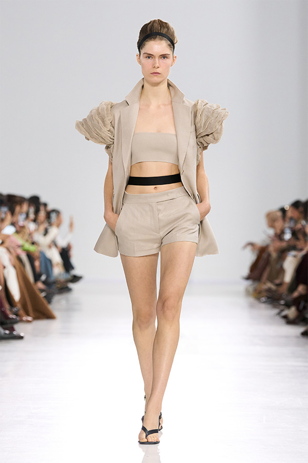Max-Mara-Show Frühjahr/Sommer 2026 – Look mit Blazer mit Volants an den Schultern, Bandeau-Top und passender Shorts.