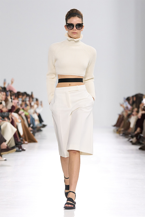 Max-Mara-Show Frühjahr/Sommer 2026 – Weißer Look mit Cropped-Rollkragenpullover und passender Bermuda-Shorts.