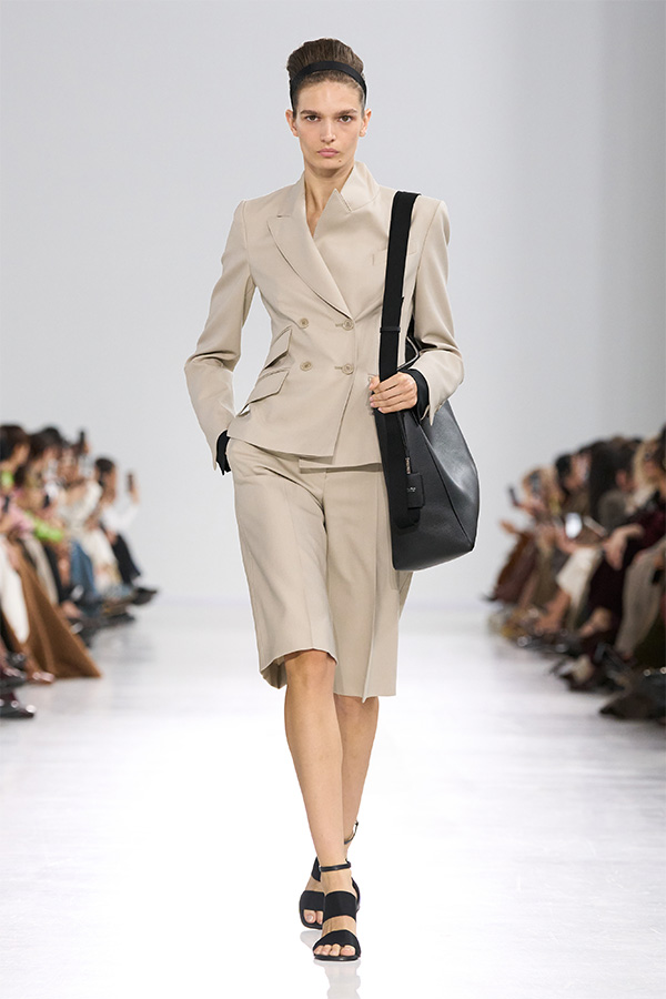 Max-Mara-Show Frühjahr/Sommer 2026 – Look mit Blazer, passender Bermudashorts und schwarzer Tasche.