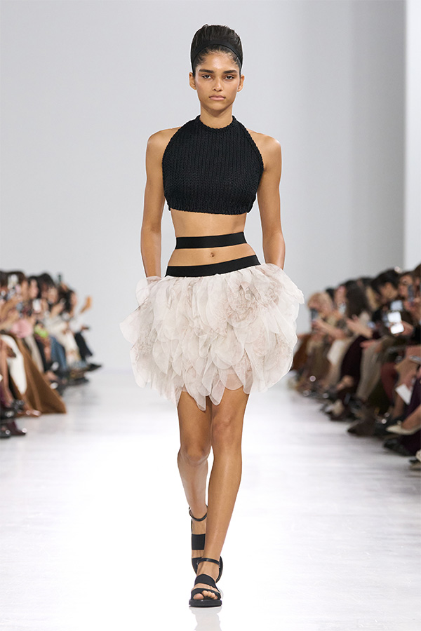 Max-Mara-Show Frühjahr/Sommer 2026 – Look mit ärmellosem Top in Schwarz und weißem Rock.