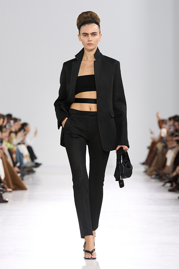 Max-Mara-Show Frühjahr/Sommer 2026 – Look mit Blazer, Bandeau-Top, passender schwarzer Hose und schwarzer Tasche.