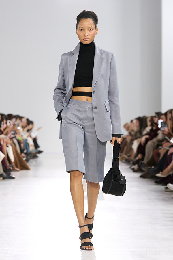 Max-Mara-Show Frühjahr/Sommer 2026 – Look mit Blazer, passender Bermudashorts und schwarzer Handtasche.