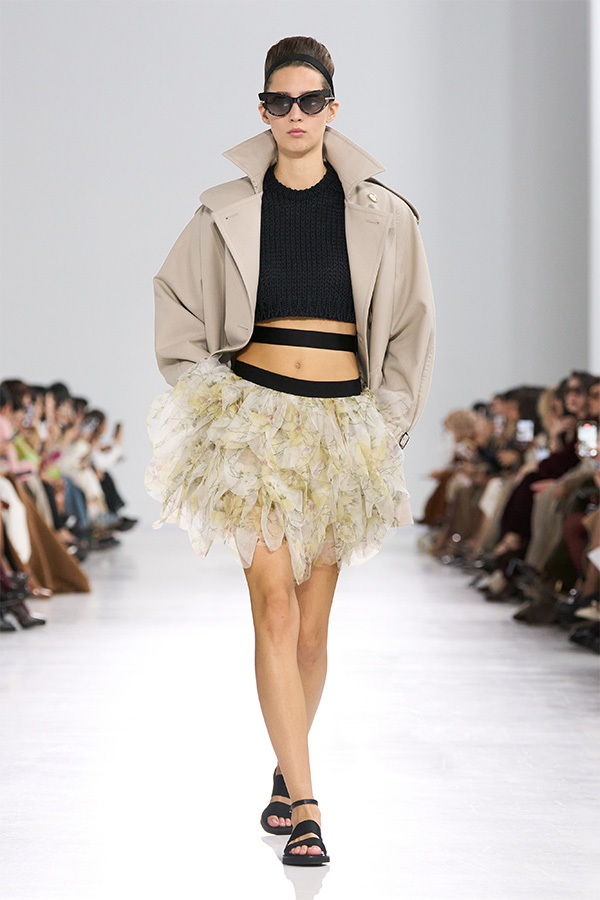 Max-Mara-Show Frühjahr/Sommer 2026 – Look mit Cropped-Trenchcoat in Beige und Rock.