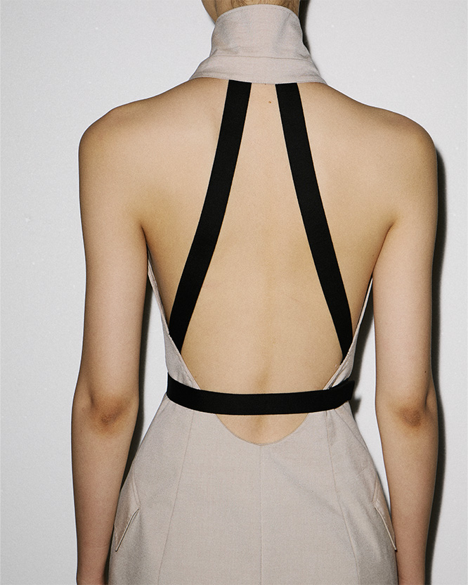 Max-Mara-Show Frühjahr/Sommer 2026 – Backstage-Aufnahme der Show mit Rückendetail eines Trenchcoat-Kleids.